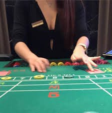 Pengguna menikmati antarmuka aplikasi mobile luckymino di smartphone